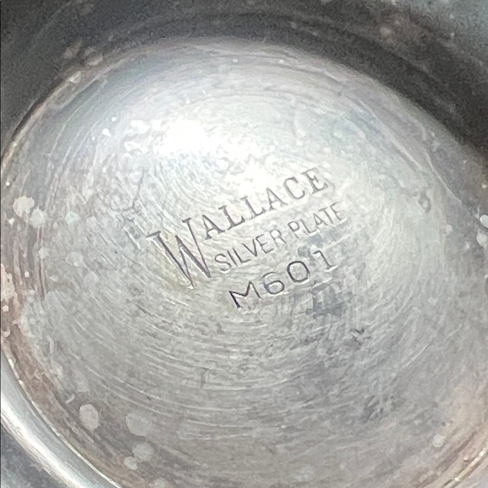 Vintage Wallace Silver-plated Sugar Bowl and Creamer Set - Picture 6 of 8